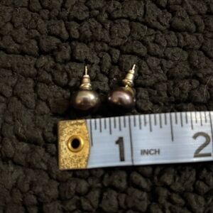 Black pearl studs